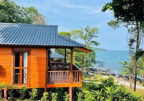 Minibar, desk, laptop workspace, free WiFi - DG Royal Resort (Koh Rong)