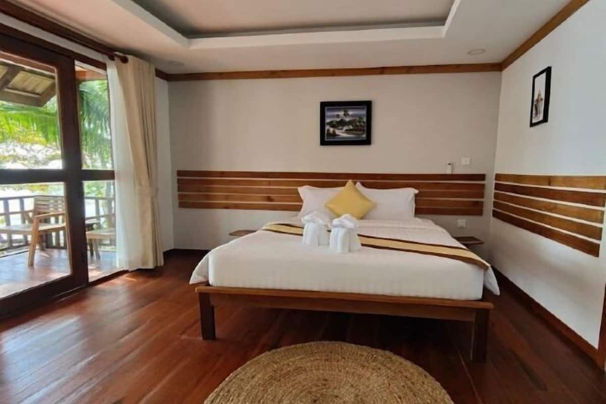 Minibar, desk, laptop workspace, free WiFi