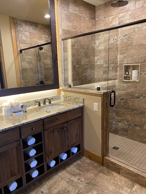 Badewanne, Whirlpool, Haartrockner, Handtücher