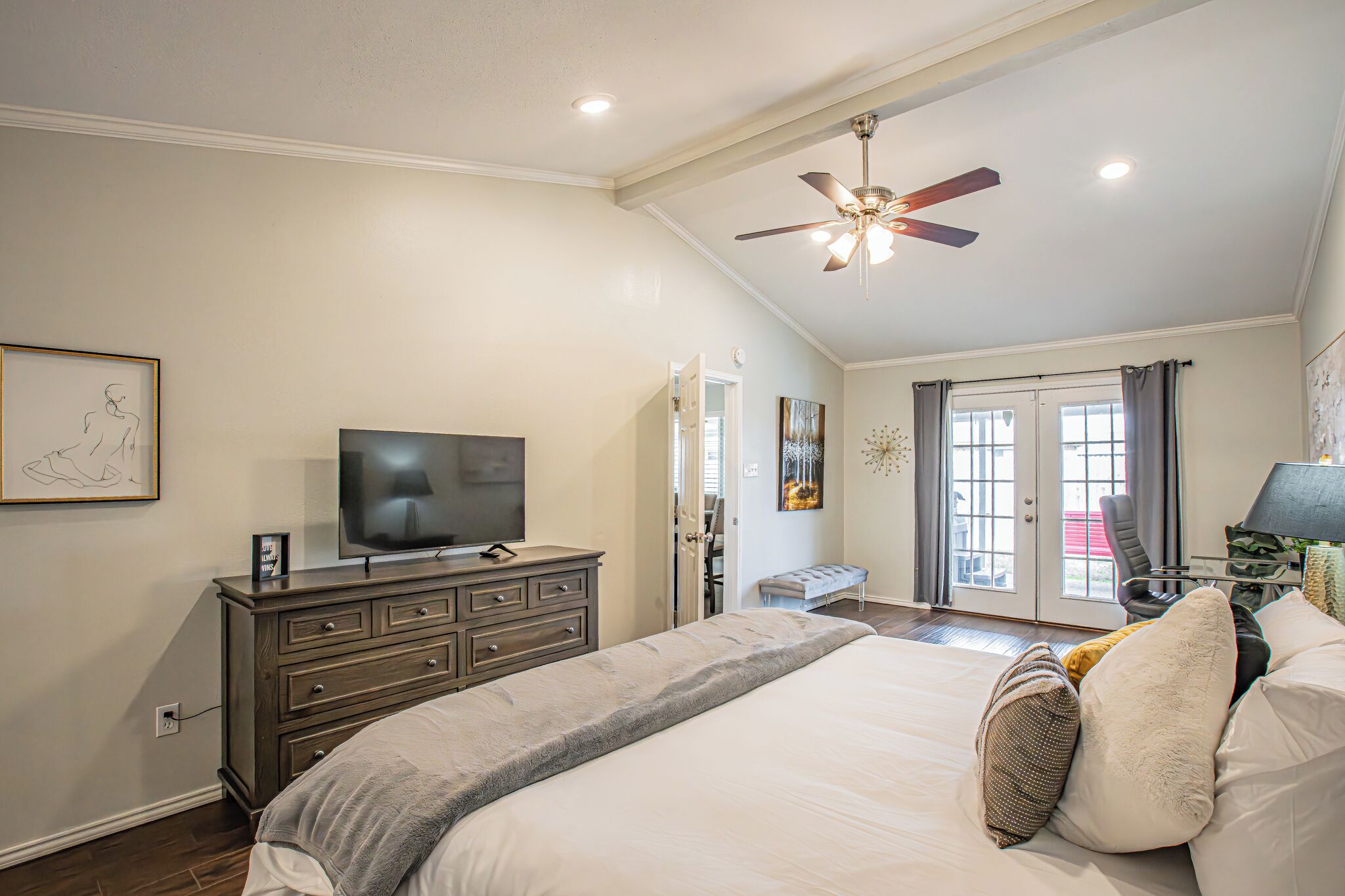 3 Schlafzimmer, Schreibtisch, Bügeleisen/Bügelbrett, Reisekinderbett