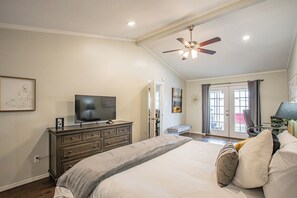 3 chambres, bureau, fer et planche à repasser, lit parapluie