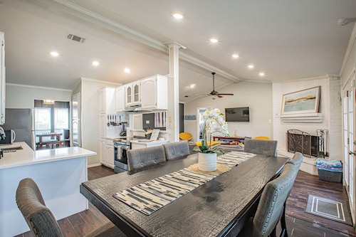 20 Min to Stockyards*Pool*Hot Tub*Arcades*King Bed