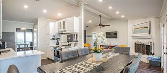 20 Min to Stockyards*Pool*Hot Tub*Arcades*King Bed