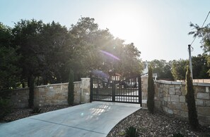 Property grounds - Hill Country Farmhouse Near Canyon Lake + Wineries (Fischer)