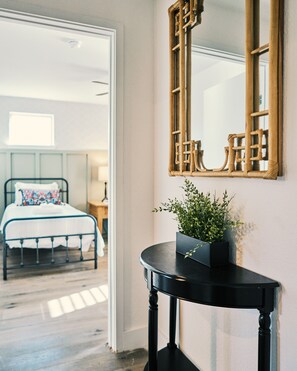 5 bedrooms, desk, iron/ironing board, travel crib - Hill Country Farmhouse Near Canyon Lake + Wineries (Fischer)