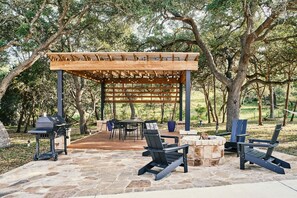 Outdoor dining - Hill Country Farmhouse Near Canyon Lake + Wineries (Fischer)