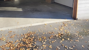 Un garaje amplio con piso de concreto, una puerta y una ventana.