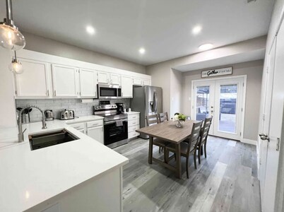 Serenity in Heart of DFW w/ PRIVATE parking & KING Bed ⭑ Min. from DFW Airport +