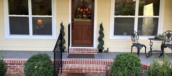 Cute house in middle of Oxford! SO close to Ole Miss. Convenient to everything.