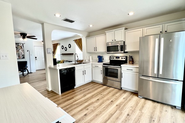 Een koelkast, een microgolfoven, een oven, een kookplaat