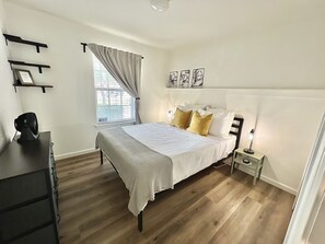 2 habitaciones, escritorio y tabla de planchar con plancha 