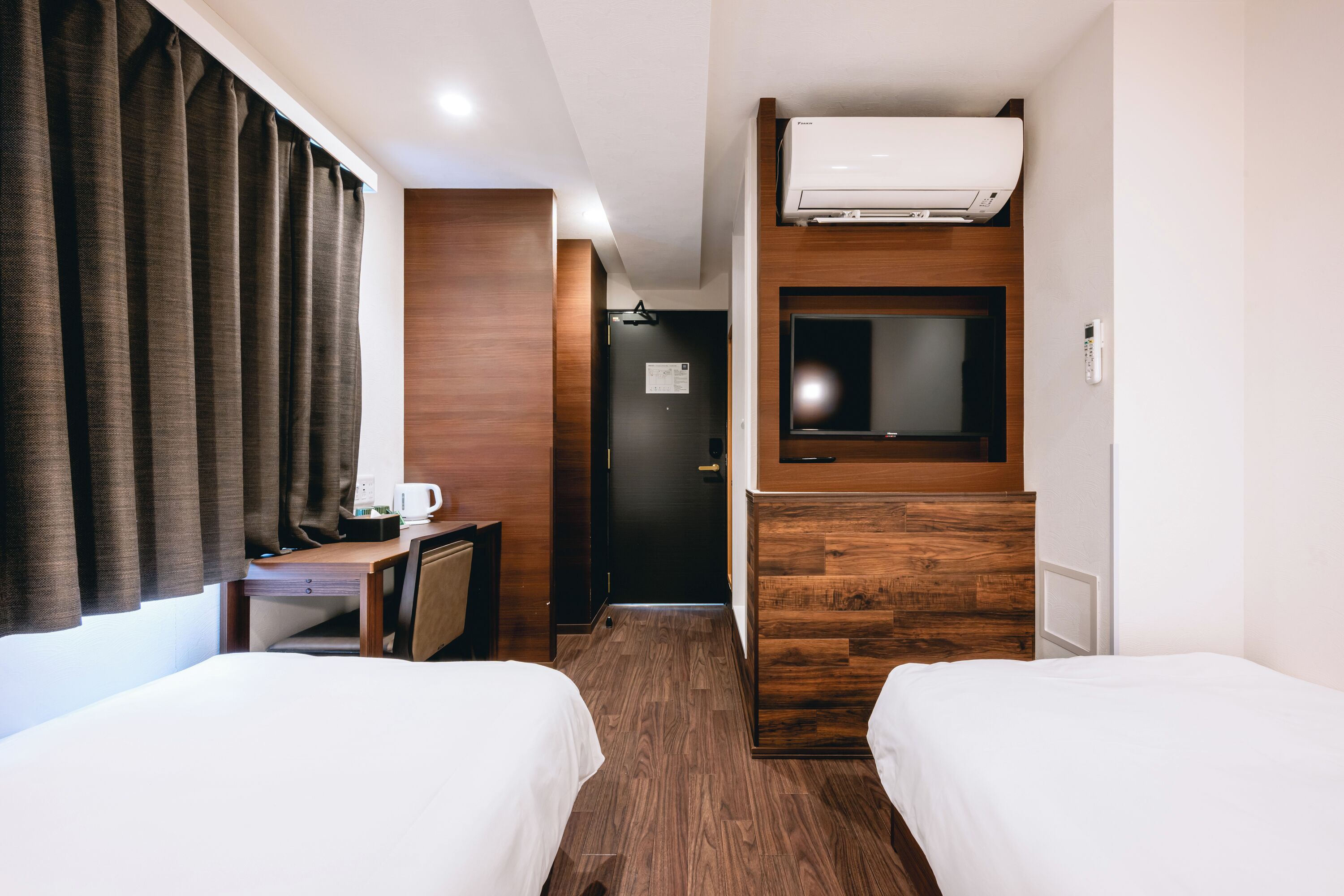 Standard Twin Room | Desk, laptop workspace, blackout drapes, soundproofing