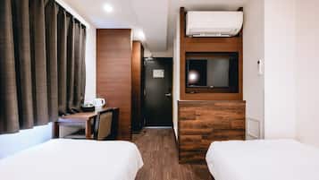 Standard Twin Room | Desk, laptop workspace, blackout drapes, soundproofing