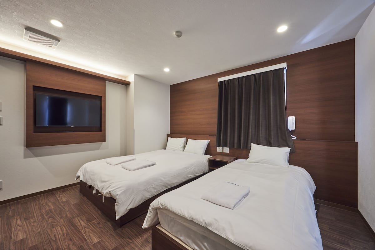 Habitación triple estándar | Escritorio, espacio para trabajar con laptop y cortinas blackout