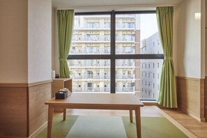 Traditionele driepersoonskamer | Een bureau, een laptopwerkplek, verduisterende gordijnen