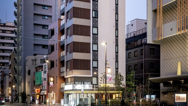 Un hotel de varios pisos con un letrero llamativo en la parte superior.