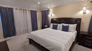 4 habitaciones, caja de seguridad en la habitación y escritorio 