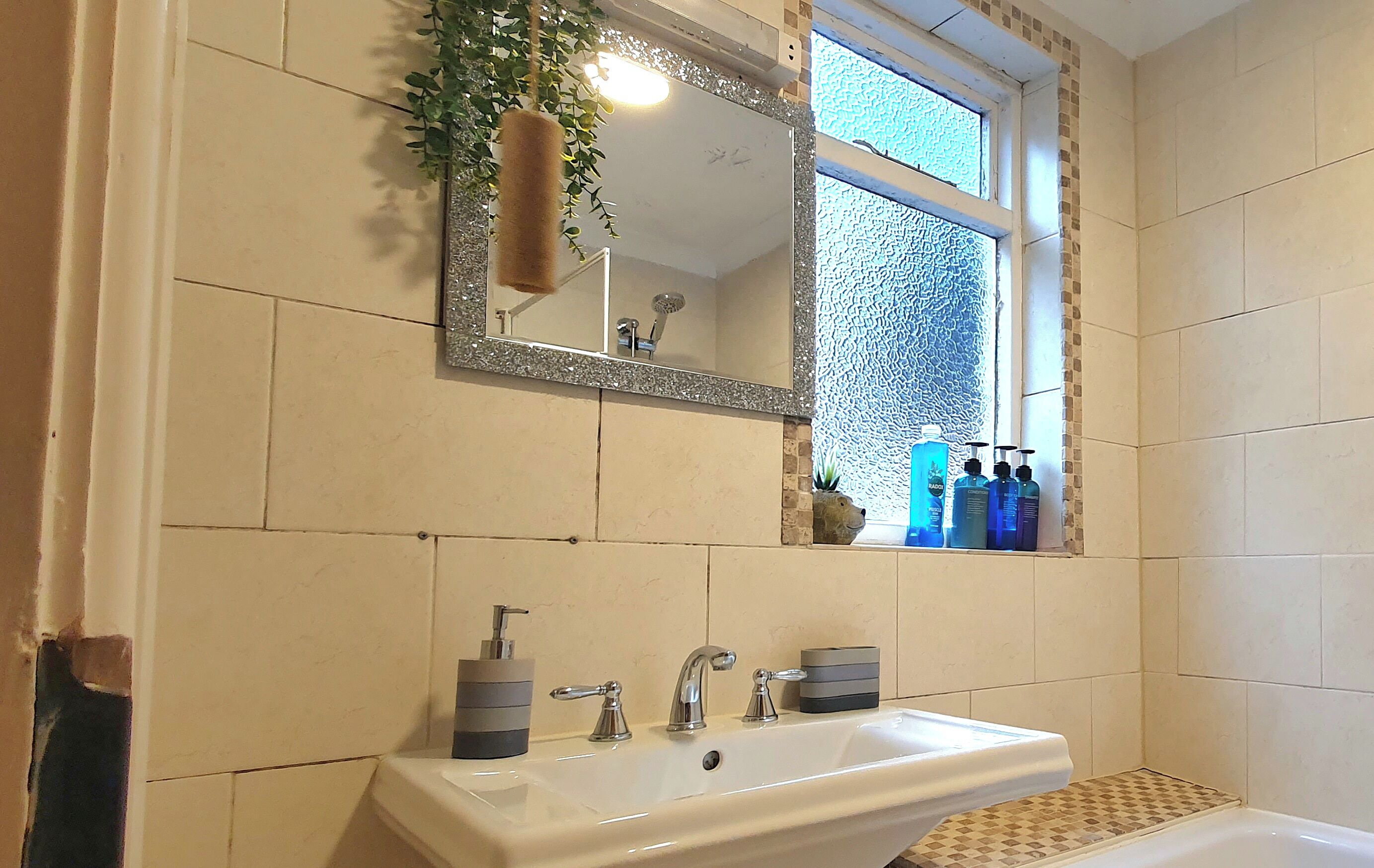 浴缸、吹风机、毛巾