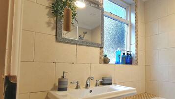 浴缸、吹风机、毛巾