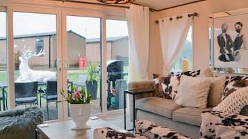 TV, fireplace, stereo