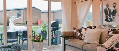 TV, fireplace, stereo