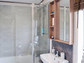 Combined shower/tub, hair dryer, towels