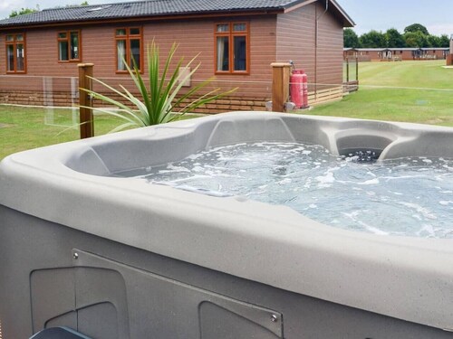 2 Bed Lodge - Sleeps 6 - Dogs - Hot Tub - Parking