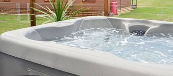 2 Bed Lodge - Sleeps 6 - Dogs - Hot Tub - Parking