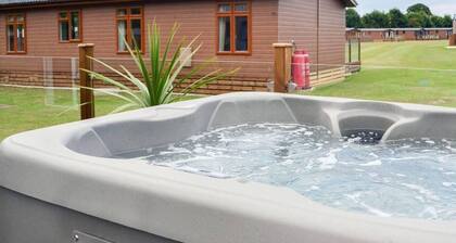 2 Bed Lodge - Sleeps 6 - Dogs - Hot Tub - Parking