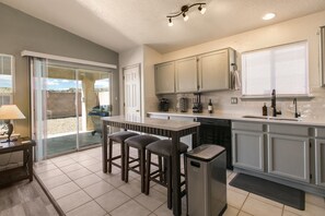 Fridge, microwave, oven, stovetop - Casa Chiliwood - Short Walk to Petroglyphs / Taylor Ranch (Albuquerque)