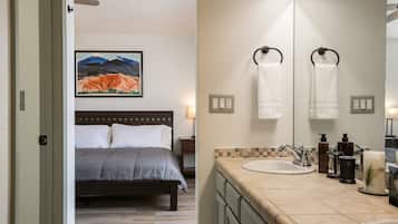 3 bedrooms, iron/ironing board, travel cot, free WiFi