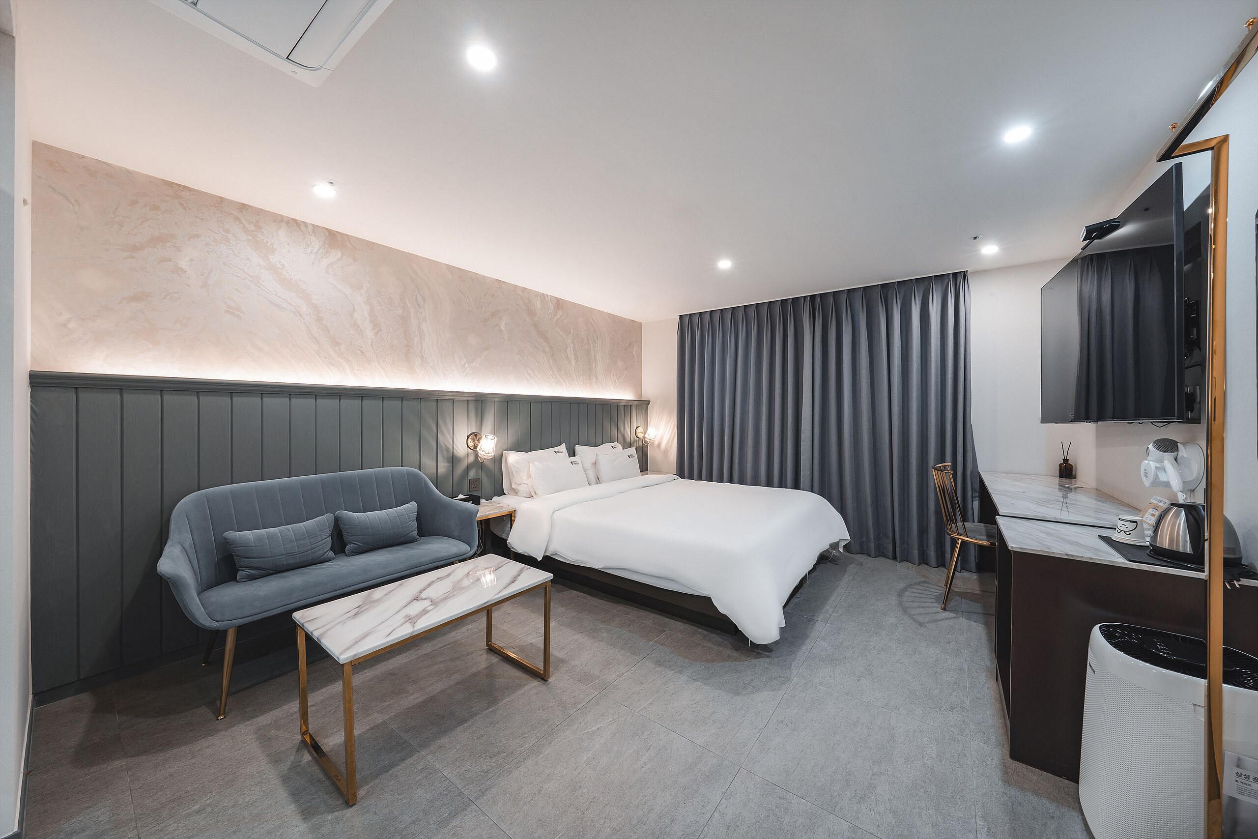 Phòng đôi Premium | Bộ đồ giường cao cấp, chăn bông, trang trí khác biệt 