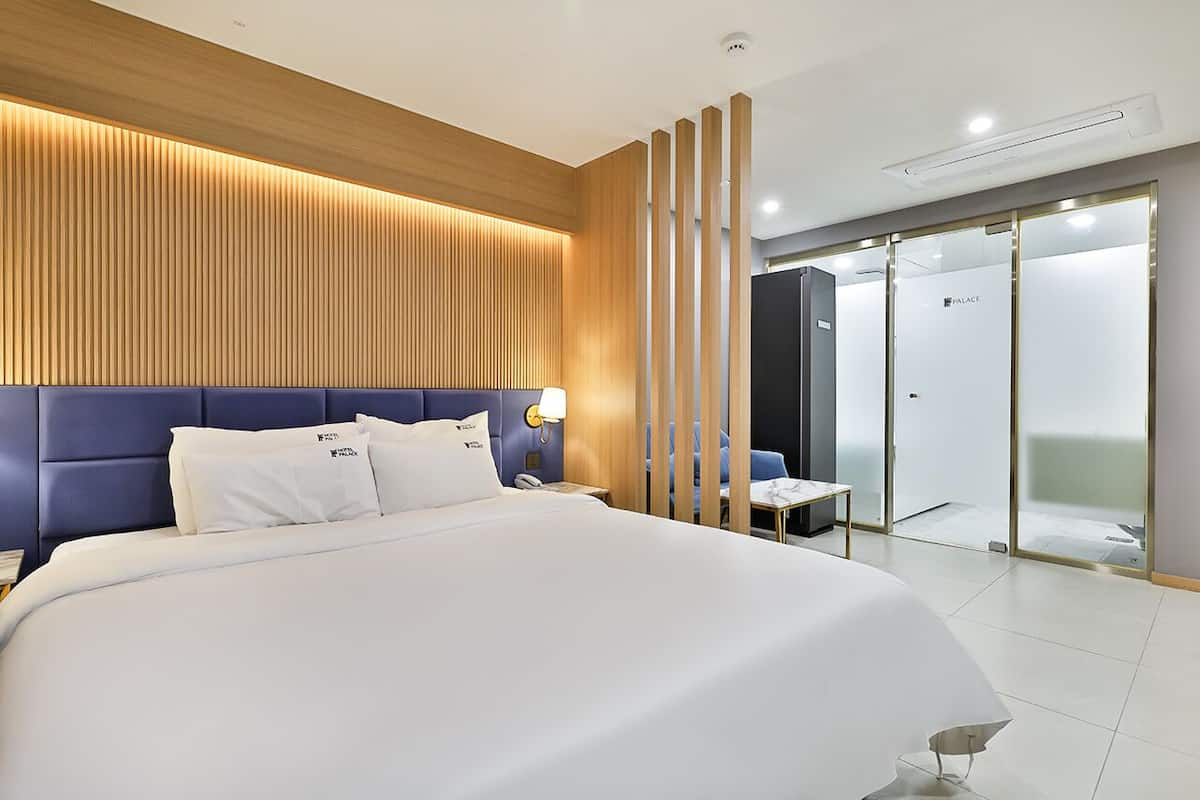 Suite | Seprai premium, selimut bulu angsa, meja kerja, dan kedap suara