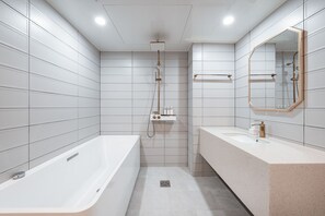 Bañera y ducha independientes, artículos de tocador gratuitos