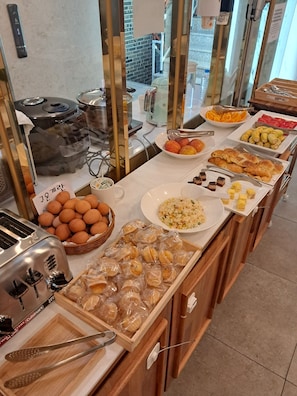Gratis frukost med självservering varje dag 
