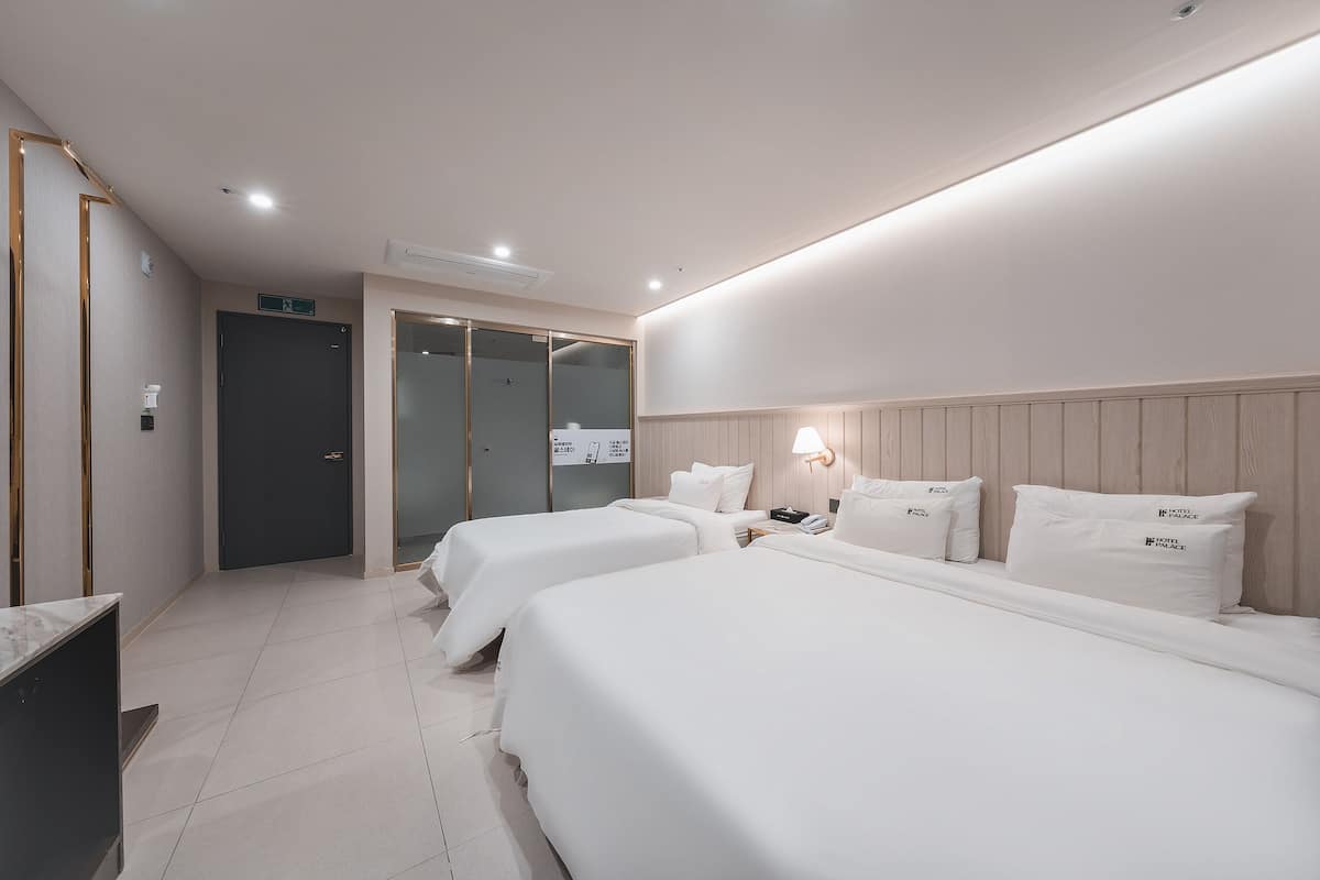 Kamar Twin Premium | Seprai premium, selimut bulu angsa, meja kerja, dan kedap suara