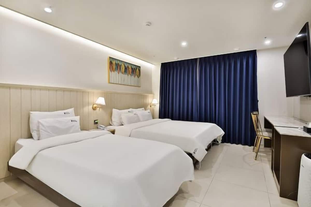Seprai premium, selimut bulu angsa, meja kerja, dan kedap suara