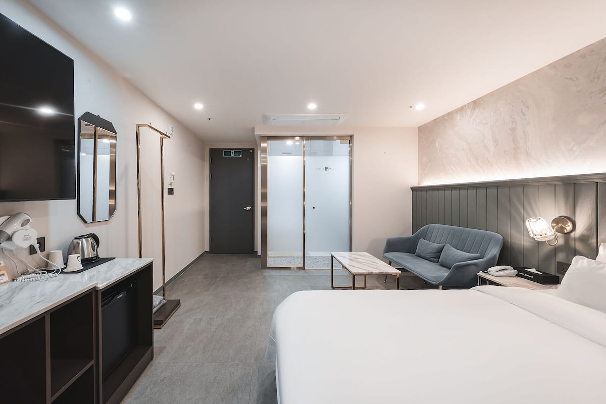 Kamar Double Premium | Seprai premium, selimut bulu angsa, meja kerja, dan kedap suara