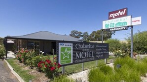A motel sign with a star rating and amenities listed, including wireless internet and a night bell. - Chalambar Motel (Ararat)