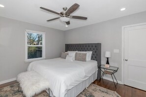 3 slaapkamers, een strijkplank/strijkijzer, gratis wifi, beddengoed