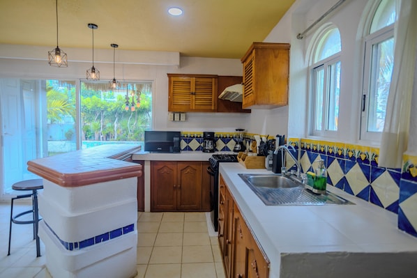 Refrigerador, microondas, horno y parrilla de estufa