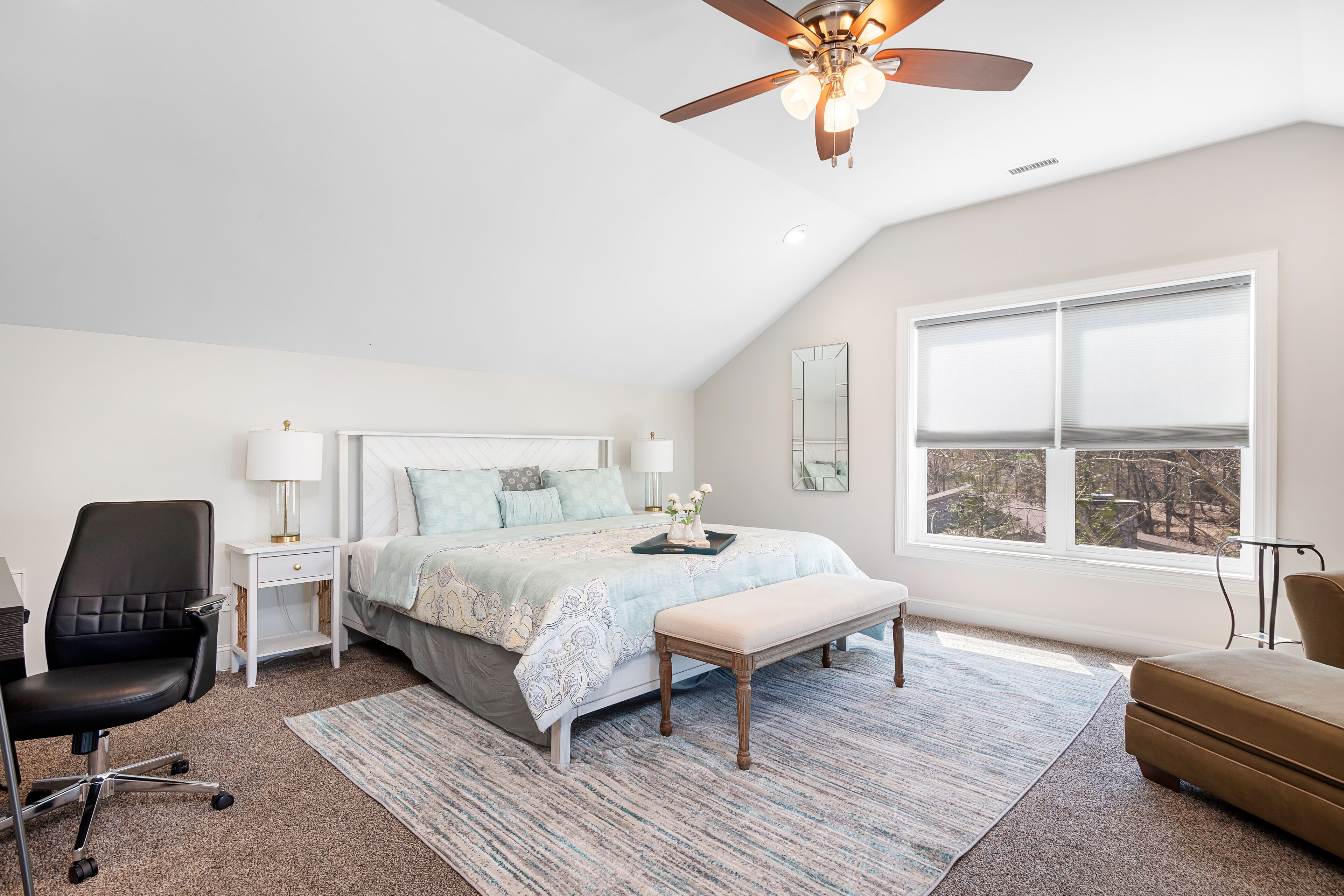 5 slaapkamers, een bureau, een strijkplank/strijkijzer, reisbedje