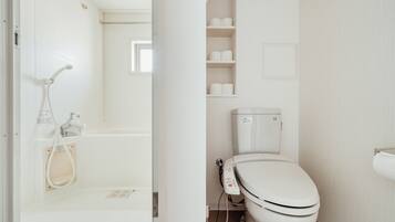 Design Loft | Bathroom | Combined shower/tub, free toiletries, hair dryer, slippers
