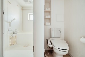 Loft de diseñador | Baño | Tina con regadera, amenidades de baño gratuitas, secadora de cabello 