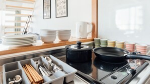 设计复式房 | 私人厨房 | 大冰箱、微波炉、炉灶、电热水壶