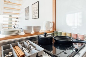 Loft de diseñador | Cocina privada | Refrigerador con congelador, microondas y parrilla de estufa 