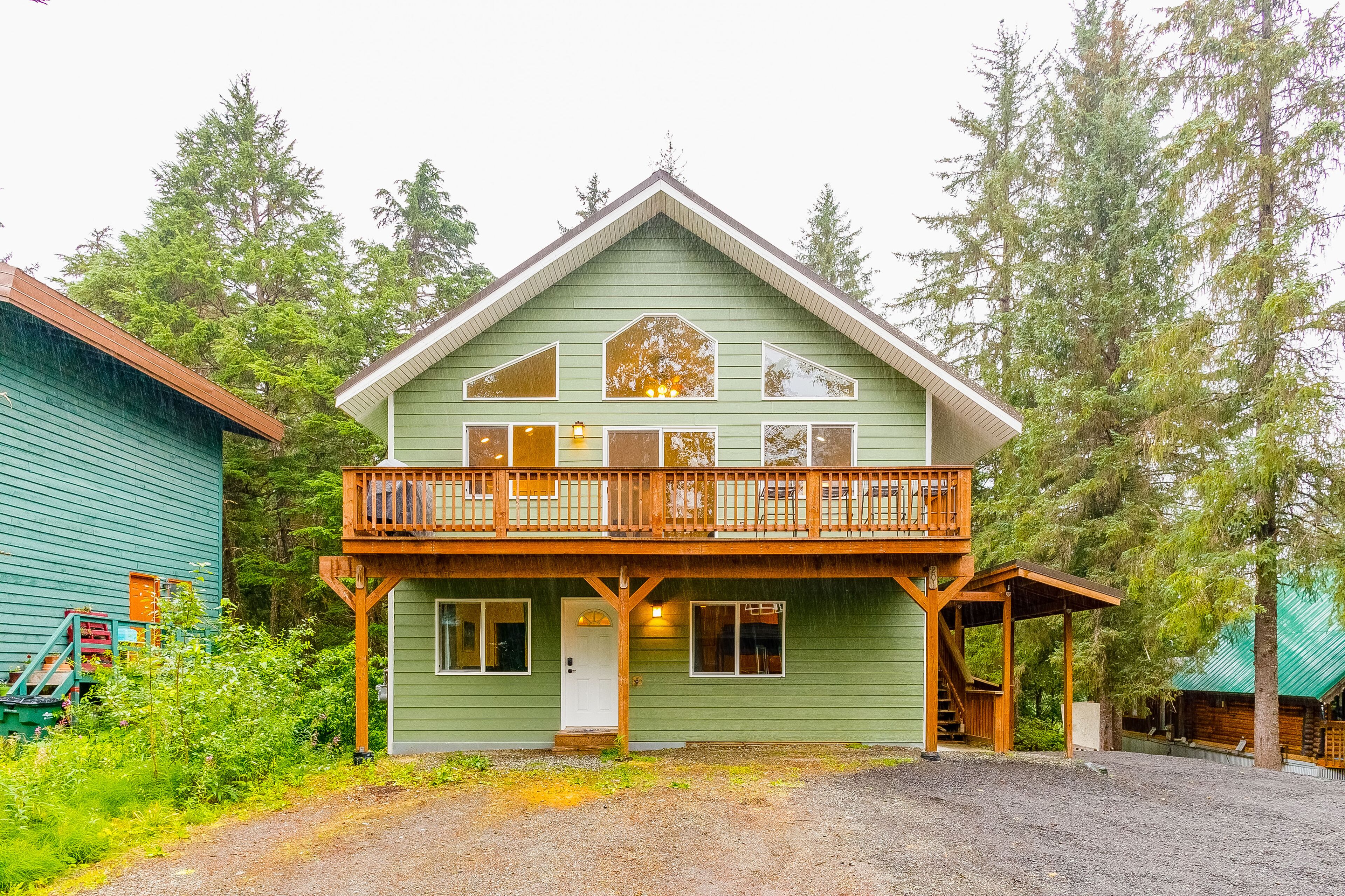 Newly remodeled & dog-friendly getaway with grill & large yard - walk to lifts