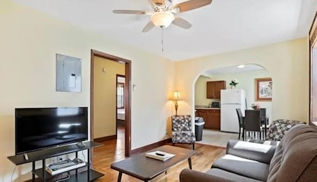 Smart TV. Reopened since Helene 🩵 Spacious 2-bedroom suite in the center of Hot Springs
