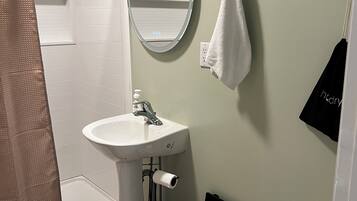 Combined shower/bathtub, hair dryer, towels, soap