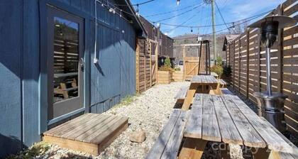 Reopened since Helene 🩵 Spacious 2-bedroom suite in the center of Hot Springs